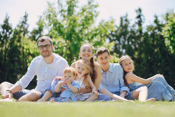 Stor lycklig familj — Stockfoto