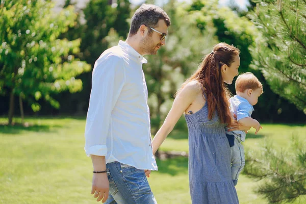 Família em uma floresta — Fotografia de Stock