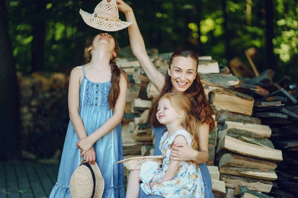 Mãe com filhas — Fotografia de Stock