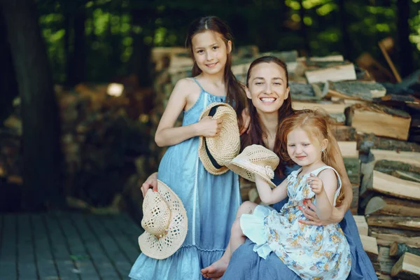 Mãe com filhas — Fotografia de Stock