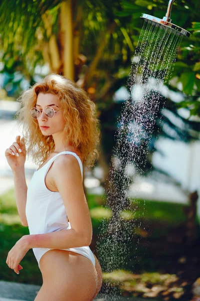 샤워하고 있는 금발 소녀 — 스톡 사진