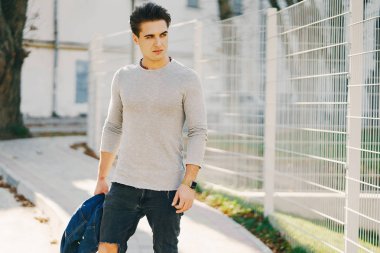 Şehirdeki şık adam