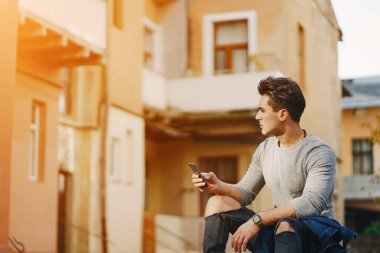 Şehirdeki şık adam