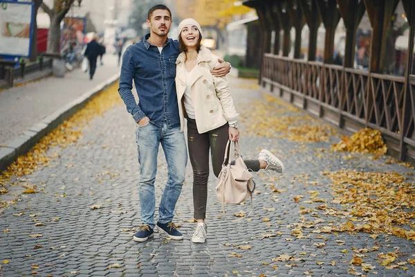 Gelukkig stel in de stad — Stockfoto