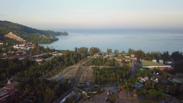 Terbang melintasi sebuah pulau di Thailand — Stok Video