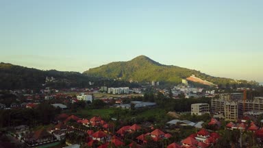 Tayland bir ada kasabasının köprü