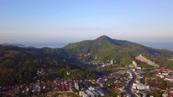 Sobrevoo de uma ilha na Tailândia — Vídeo de Stock