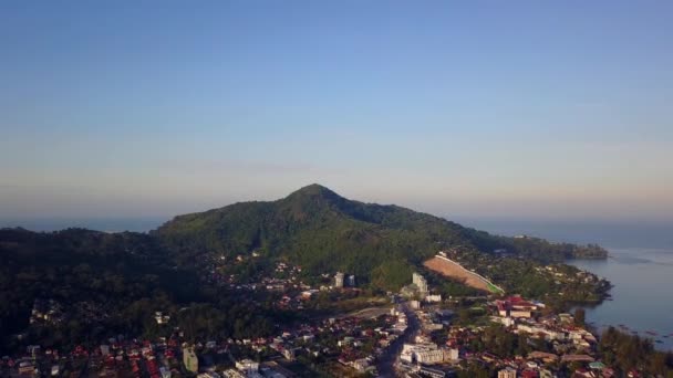 Sobrevoo de uma ilha na Tailândia — Vídeo de Stock