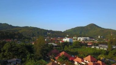 Tayland bir ada kasabasının köprü