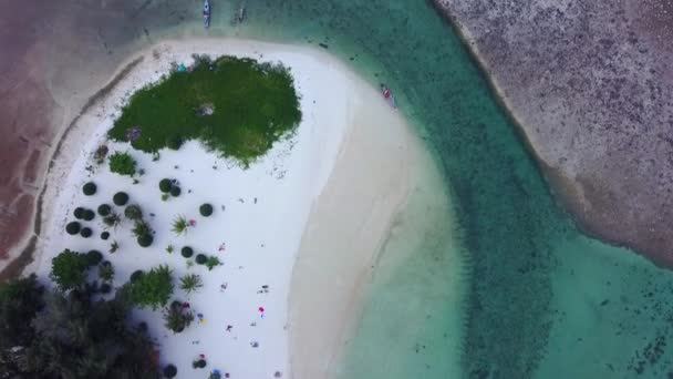 Sobrevuelo de una isla en Tailandia — Vídeo de stock
