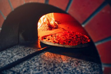 Mutfakta şef pizza hazırlıyor.