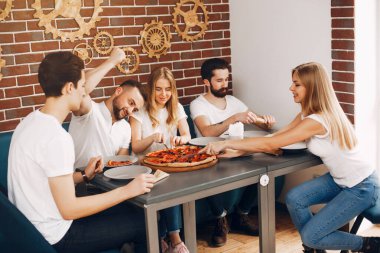 Kafede pizza yiyen sevimli arkadaşlar.