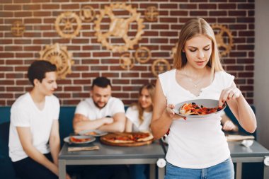 Kafede pizza yiyen sevimli arkadaşlar.