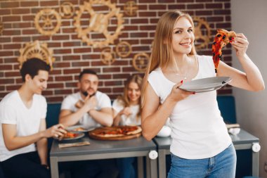 Kafede pizza yiyen sevimli arkadaşlar.