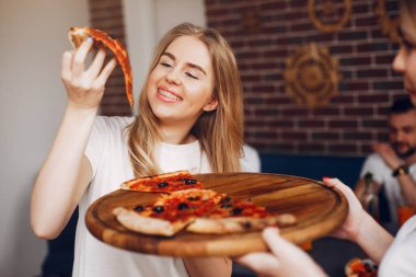 Kafede pizza yiyen sevimli arkadaşlar.