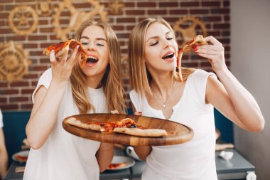 Kafede pizza yiyen sevimli arkadaşlar.
