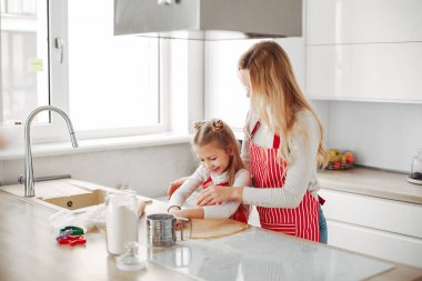 Aile kurabiye için hamur pişirir.