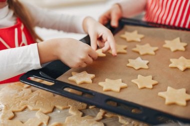 Aile kurabiye için hamur pişirir.