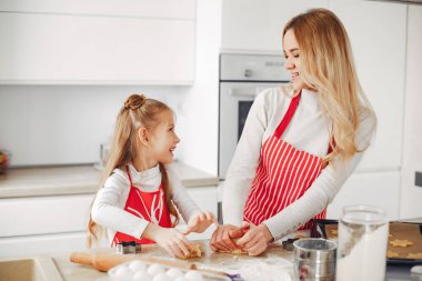 Aile kurabiye için hamur pişirir.