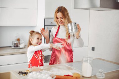 Aile kurabiye için hamur pişirir.