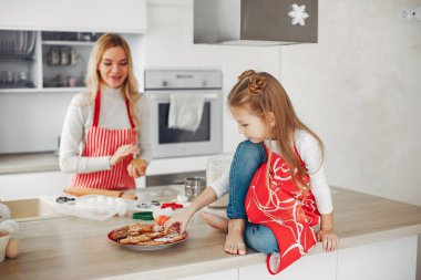 Aile kurabiye için hamur pişirir.