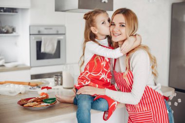 Aile mutfakta kurabiyelerle oturuyor.