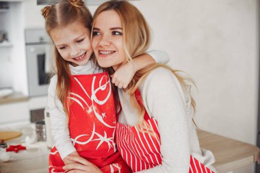 Aile mutfakta kurabiyelerle oturuyor.