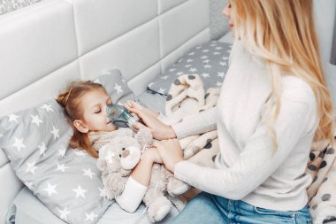 Anne hasta kızıyla yatak odasında.