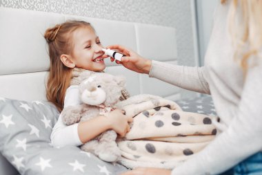 Anne hasta kızıyla yatak odasında.