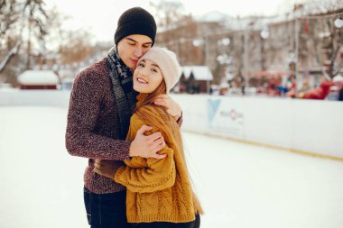 Bir Ice arena içinde şirin çift