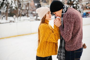 Bir Ice arena içinde şirin çift