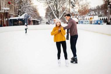 Bir Ice arena içinde şirin çift