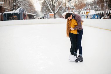 Bir Ice arena içinde şirin çift