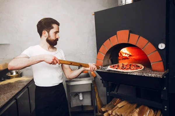 Lo chef in cucina prepara la pizza — Foto Stock
