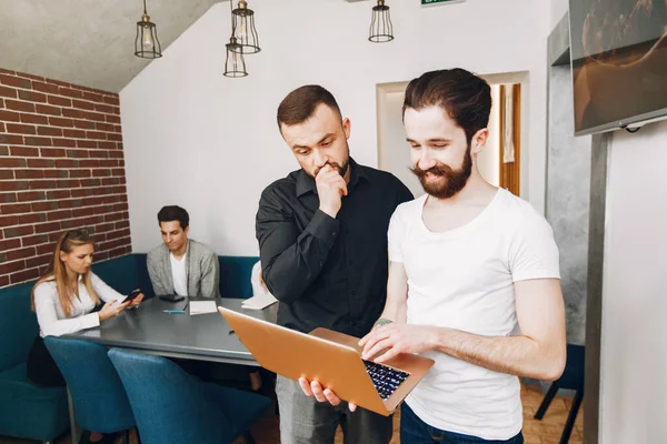 Stijlvolle zakenman werkt in een kantoor — Stockfoto