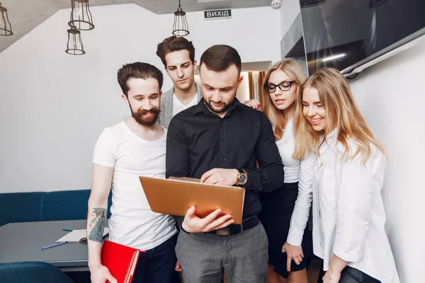 Stijlvolle zakenmensen die in een kantoor werken — Stockfoto