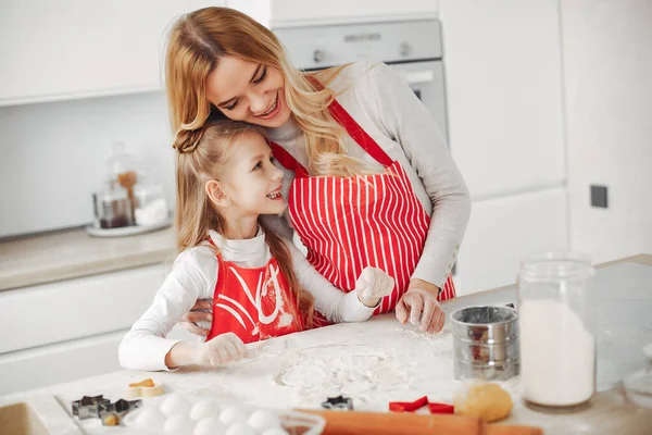 Family cook the dough for cookies — Stock Photo, Image