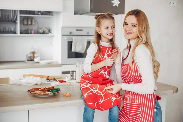 Family sitting in a kitchen with cookies — Stock Photo, Image