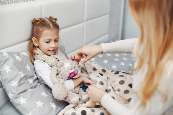 Mãe com sua filha illnes em um quarto — Fotografia de Stock