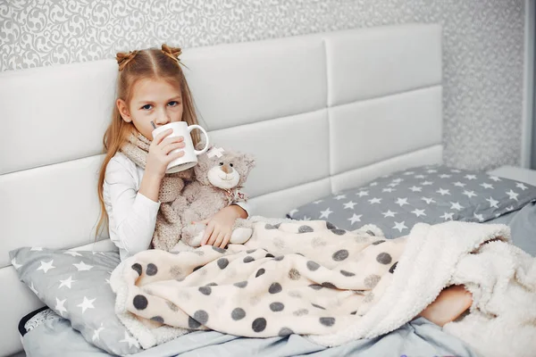 Little illnes dochter in een slaapkamer — Stockfoto