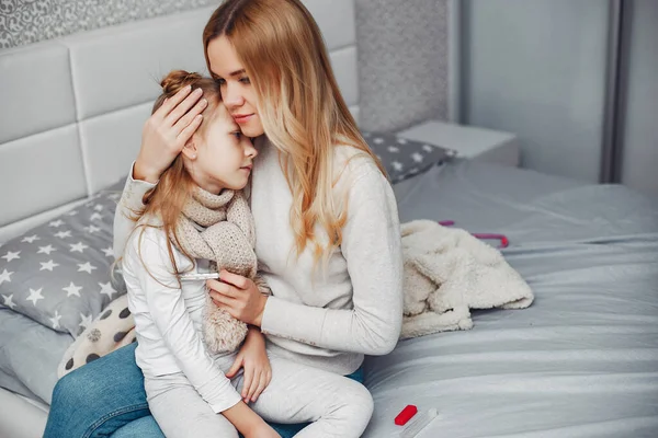 Madre con su hija enferma en un dormitorio — Foto de Stock