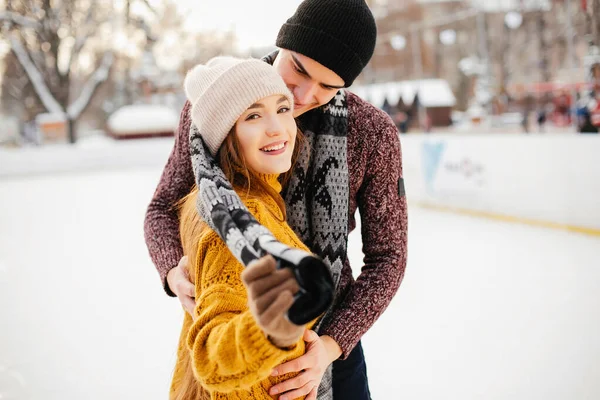 Linda pareja en una arena de hielo — Foto de Stock