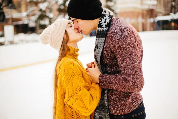 Couple mignon dans une arène de glace — Photo