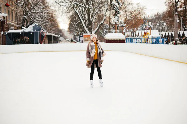 Aranyos és szép lány egy téli város — Stock Fotó
