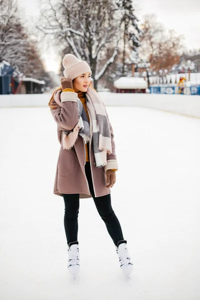 Aranyos és szép lány egy téli város — Stock Fotó