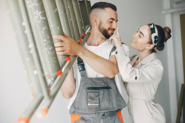 Genç ve sevimli aile odayı onarıyor.