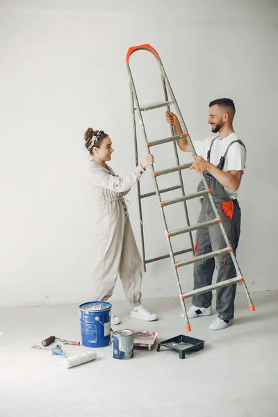 La familia joven y linda repara la habitación — Foto de Stock