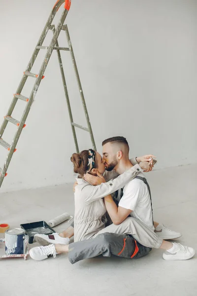 De jonge en schattige familie repareert de kamer — Stockfoto