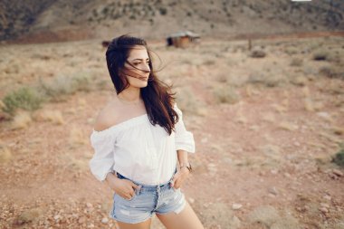 Arizona 'daki büyük kanyonu keşfeden kız.