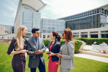 Üç kadın yaz şehirle işadamı